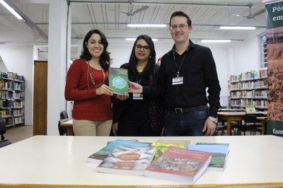 Biblioteca da Faculdade Metodista recebe doação de 63 livros Biblioteca da Faculdade Metodista recebe doação de 63 livros