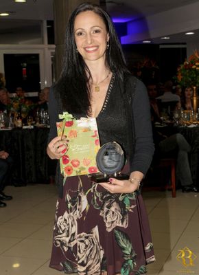 Professora de Educação Física da Faculdade Metodista recebe prêmio APUSM Professora de Educação Física da Faculdade Metodista recebe prêmio APUSM
