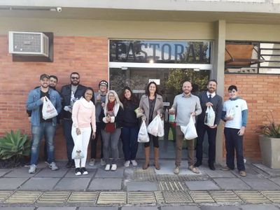 Alunos e professor de Direito arrecadam doações em “trote solidário” Alunos e professor de Direito arrecadam doações em “trote solidário”
