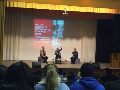 Estudantes participam do primeiro "aulão" do Enade Estudantes participam do primeiro "aulão" do Enade