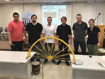 Alunos de Engenharia Civil apresentam ponte feita de espaguete Alunos de Engenharia Civil apresentam ponte feita de espaguete