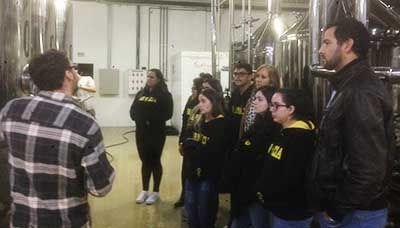Visita técnica em fábrica amplia visão de alunos sobre o campo de atuação do farmacêutico Visita técnica em fábrica amplia visão de alunos sobre o campo de atuação do farmacêutico