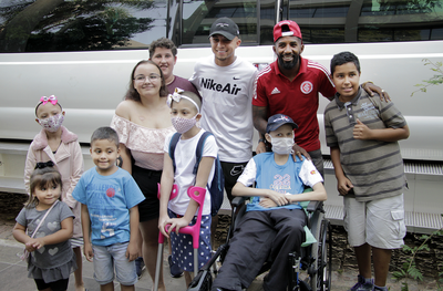 Cursos de Comunicação do IPA realizam cobertura para Instituto do Câncer Infantil em ação com jogadores de futebol Cursos de Comunicação do IPA realizam cobertura para Instituto do Câncer Infantil em ação com jogadores de futebol