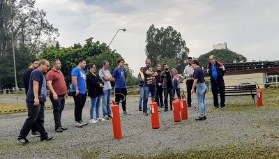 Representantes da CIPA realizam treinamento de combate a incêndio Representantes da CIPA realizam treinamento de combate a incêndio