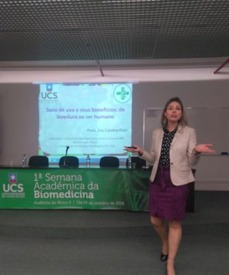 Professora Caroline Dani palestra na Universidade de Caxias do Sul Professora Caroline Dani palestra na Universidade de Caxias do Sul