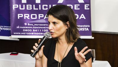 Liana Bazenela é destaque durante o lançamento da Revista Práxis Liana Bazenela é destaque durante o lançamento da Revista Práxis